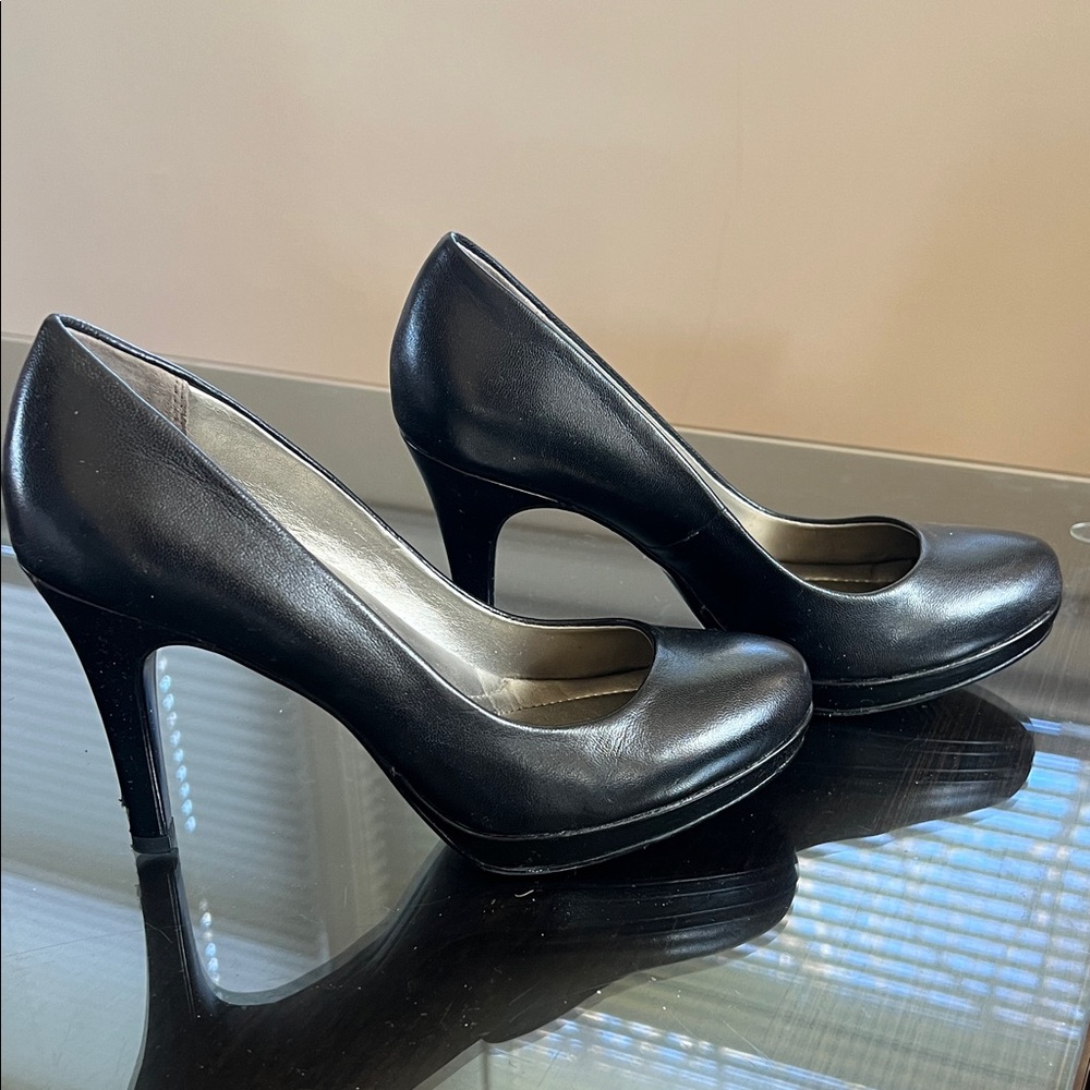 Bandolino Black Heels - Picture 4 of 8